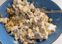 Чтобы освежить привычное меню на новогодний стол, можно добавить легкие рыбные салаты