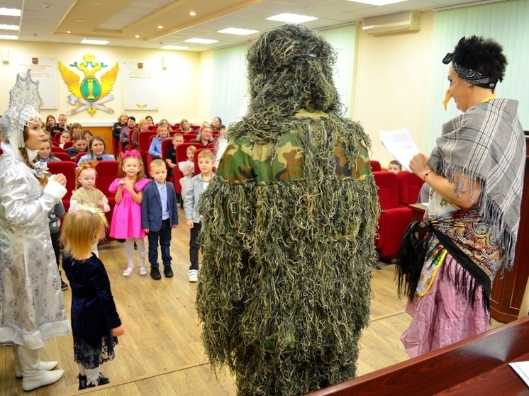 Новогоднюю сказку для калужской детворы показали приставы