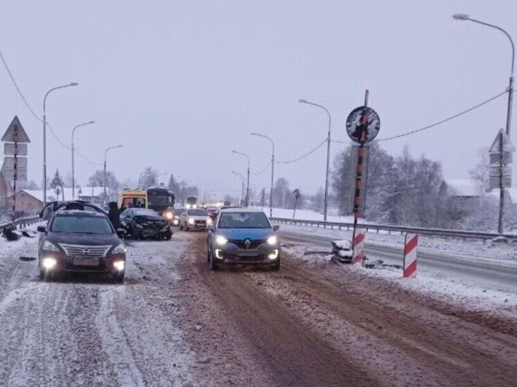 Водитель «Опеля» протаранил две иномарки в Великом Новгороде и попал в больницу