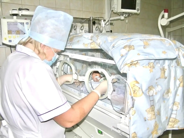 Врачи Томского перинатального центра спасли недоношенных двойняшек с критической разницей в весе