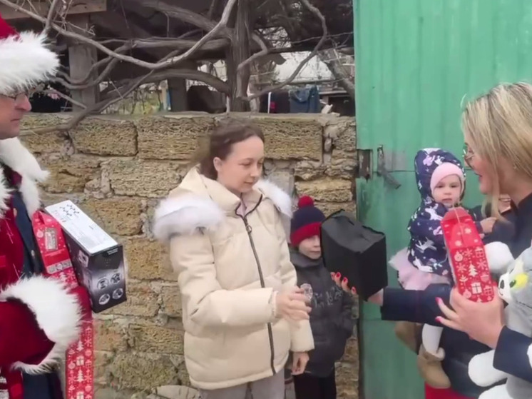 Следователи СК исполнили новогодние желания детей из сельских районов Крыма