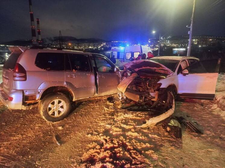 Четыре человека пострадали в лобовом столкновении под Мурманском
