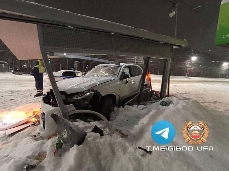 Иномарка протаранила остановку в Уфе