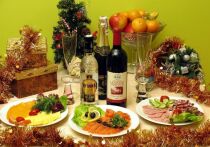 Новый год у россиян выглядит так: одни накрывают как на свадьбу, другие ограничиваются скромным набором - суши и шампанское