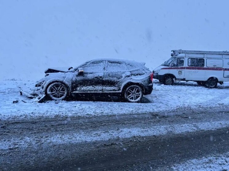 Три человека пострадали на Ставрополье при лобовом столкновении двух иномарок