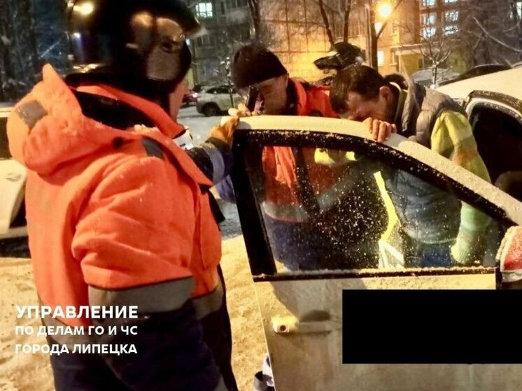 Липецким спасателям пришлось деблокировать водителя «Лады» после аварии