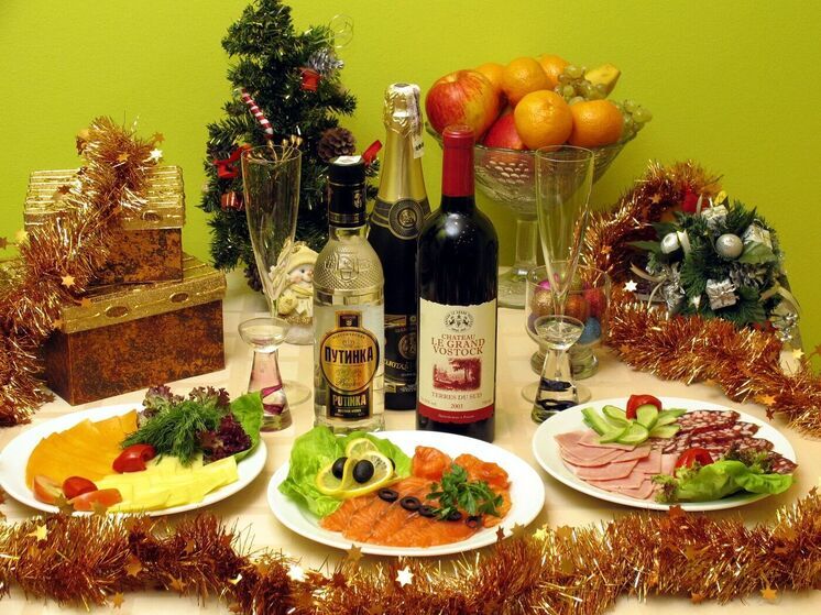 Новый год у россиян выглядит так: одни накрывают как на свадьбу, другие ограничиваются скромным набором - суши и шампанское