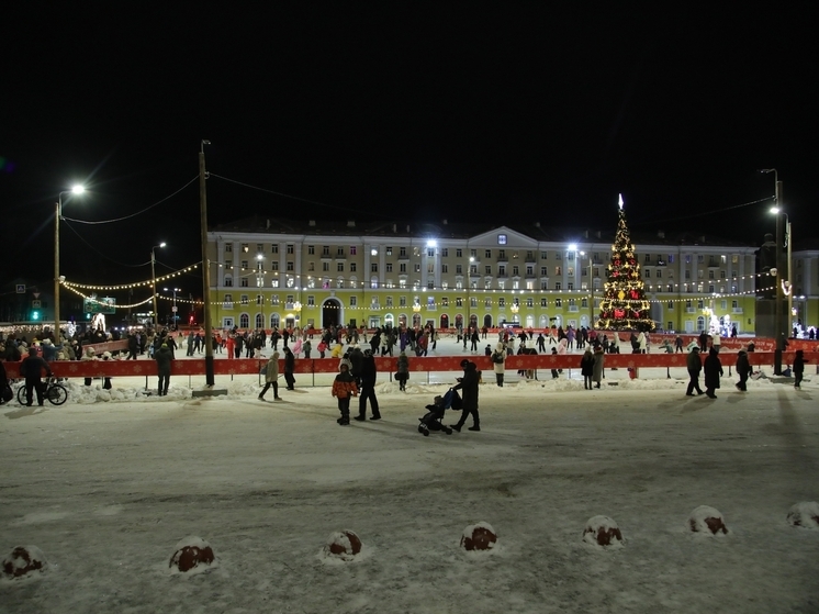 В Северодвинске на площади Победы открыли городской каток