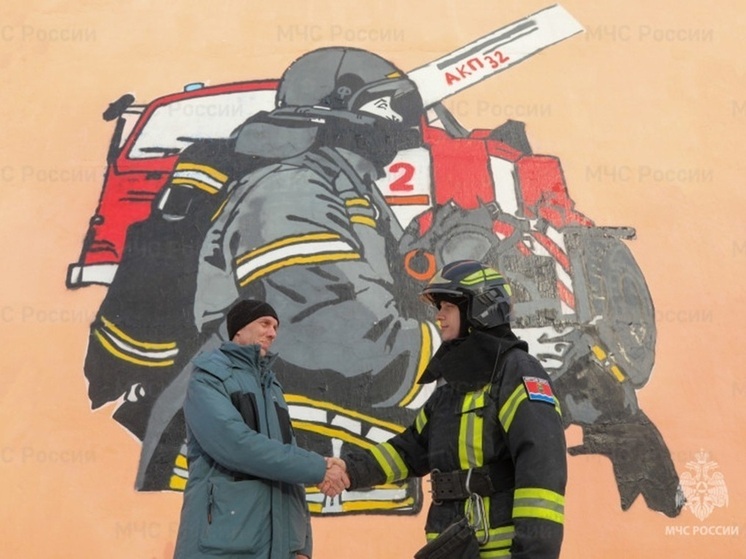 Мурал в пожарной части Благовещенска объединил творческих сотрудников МЧС трёх регионов страны