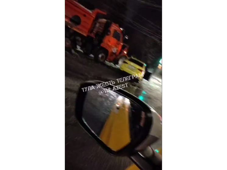 Ночью на Демонстрации таксист врезался в снегоуборочную технику