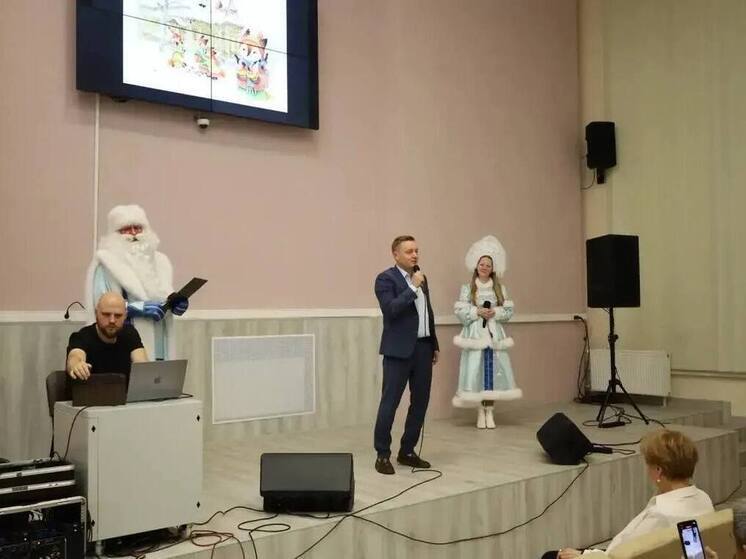 Денис Боков поздравил пациентов рязанского военного госпиталя с Новым годом