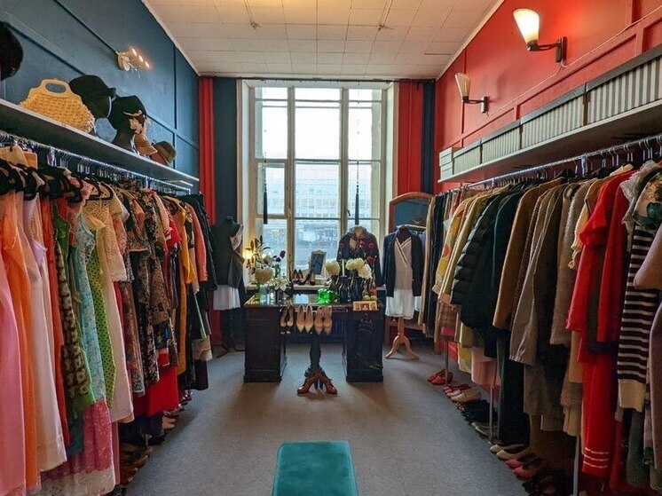 Петербуржцам рекомендовали миксовать базовые вещи с яркими элементами