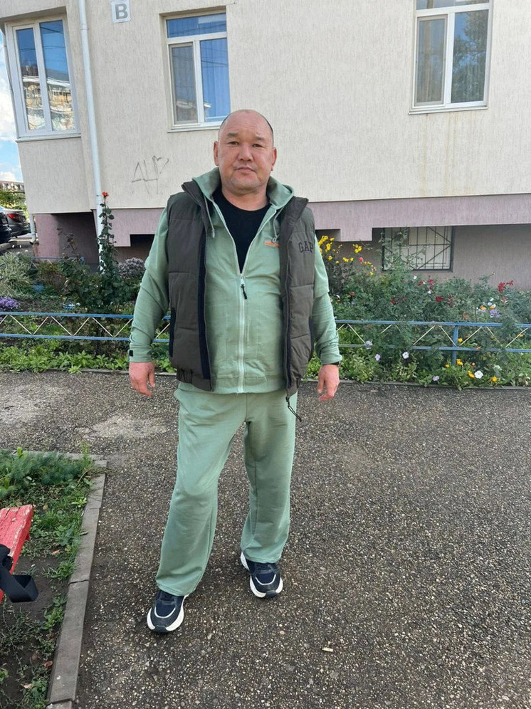 Ветерану СВО из Калмыкии вручили комплект адаптивной одежды