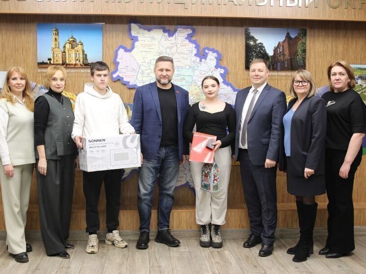 Сироте из Орловского округа вручили ключи от новой квартиры