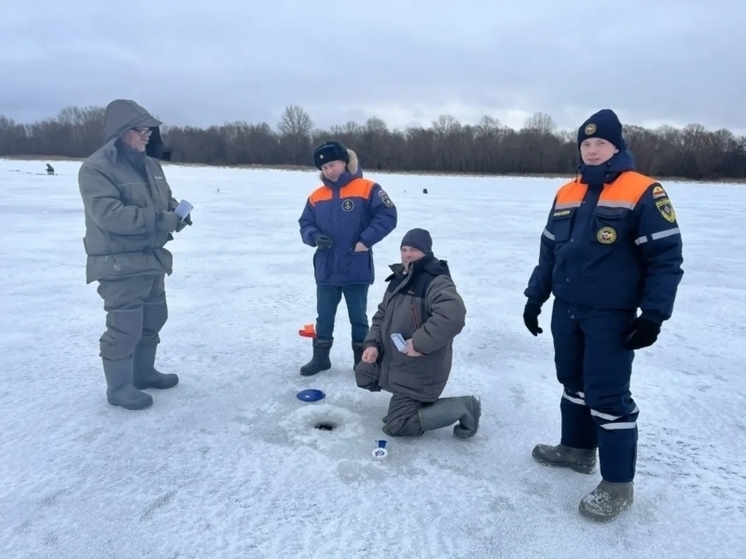 Спасатели напомнили рыбакам о безопасности на льду Волги
