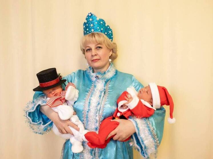 Новорожденных в Ноябрьске выписывали в костюмах снеговиков и Дедов Морозов