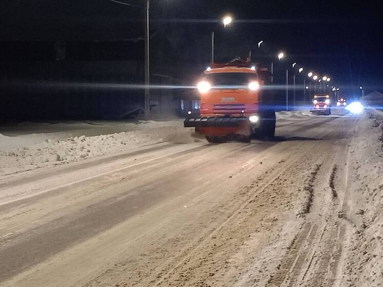 Снежные завалы: коммунальные службы Великих Лук работают в усиленном режиме