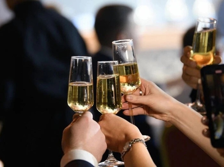 Жителям Калмыкии рассказали о допустимой дозе шампанского в Новый год