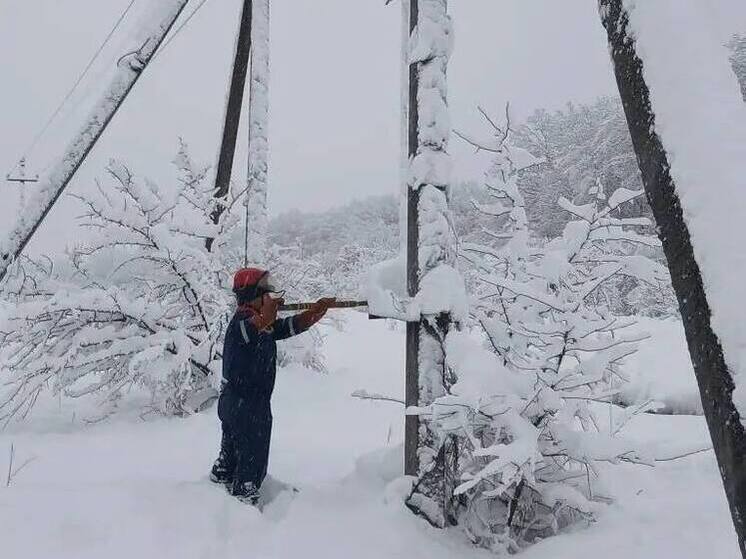 Снегопад оставил без света несколько станиц в районе Горячего Ключп