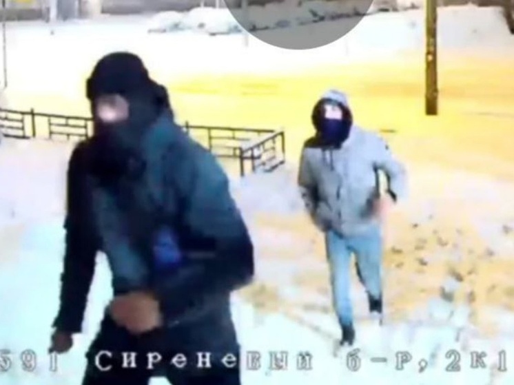 Двое в балаклавах взорвали мощную петарду в парадной дома на Сиреневом бульваре