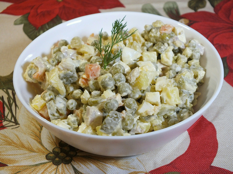 Каждый год 31 декабря москвички несут тарелки с оливье к могиле его создателя