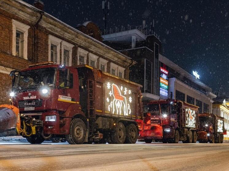 По Архангельску разъезжает спецтехника, украшенная к году Лошади