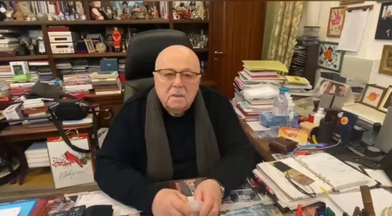 Народный артист России, худрук театра “Et Cetera” и в эти дни главная Новогодняя «тетушка Чарли из Бразилии» поздравляет читателей «МК» с наступающим Новым годом!