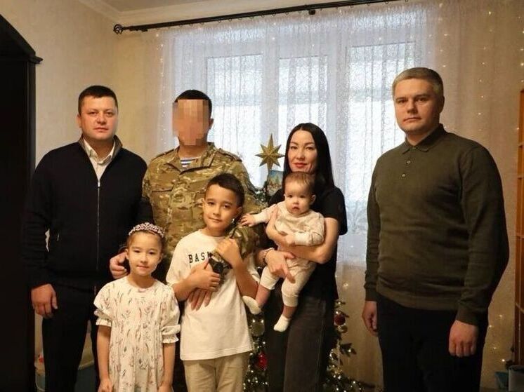 Ратмир Мавлиев поздравил с Новым годом семью участника СВО