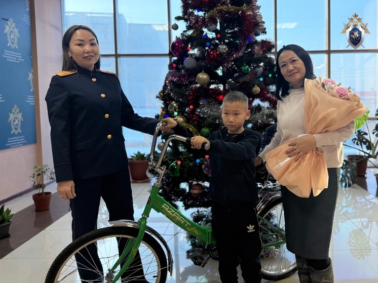 Следком Тувы подарил 9-летнему мальчику желанный велосипед