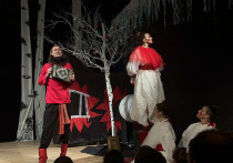 На Малой сцене театра «Русская песня» Надежды Бабкиной под Новый год состоялась премьера спектакля «Сказки Скомороха» начинающего режиссера Елизаветы Поздеевой