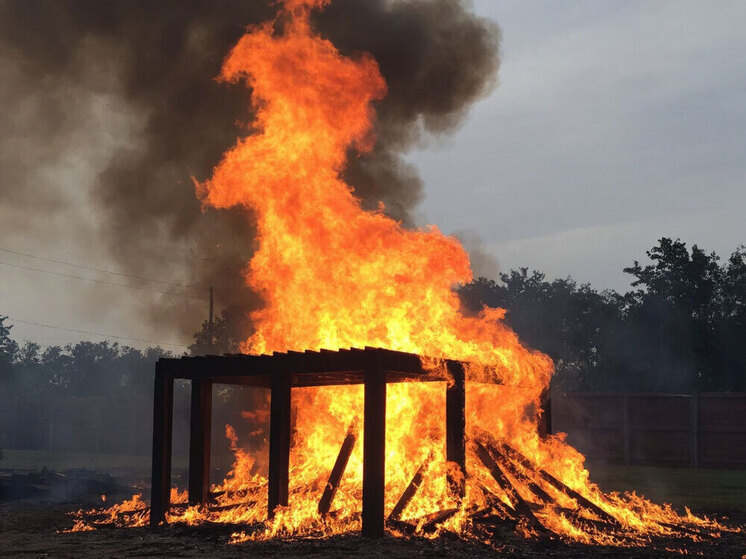 У многодетной семьи в Бурятии сгорел дом за несколько часов до нового года