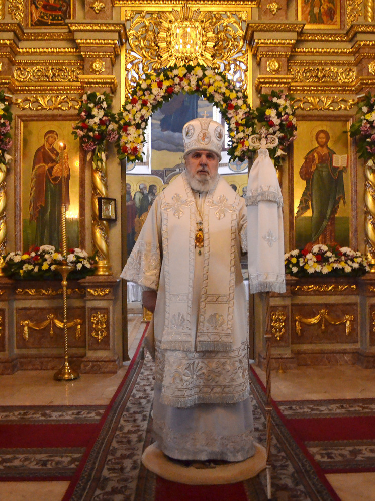 Возлюбленные о Господе отцы, братья и сестры!

Сердечно и радостно поздравляю вас со светлым праздником Рождества Христова, ибо:

БОГ ПРИШЕЛ В МИР!

Господь вновь сподобил нас войти в великие дни праздника Рождества Христова, войти во время благоприятное, когда торжествует Небо и земля, Ангельский мир и человеческий род, прославляя Воплотившегося Бога!

Своим непостижимым Рождением Сын Божий преодолел расстояние, которое положил собой грех наших прародителей – Адама и Евы между Богом и чел