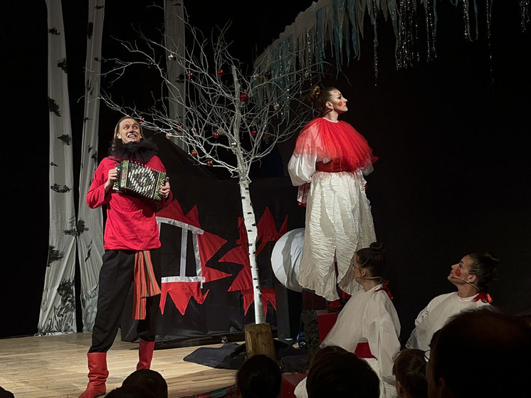 В театре «Русская песня» показали новогоднюю сказку в жанре народной клоунады