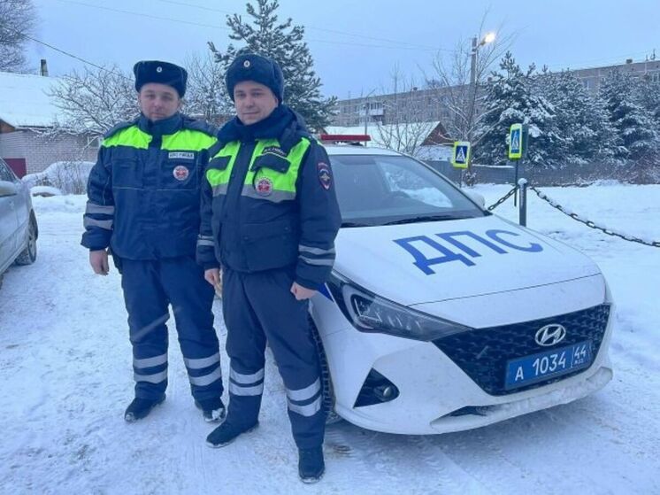 Костромские спасения: в Нерехте инспекторы ДПС предотвратили пожар в автомобиле