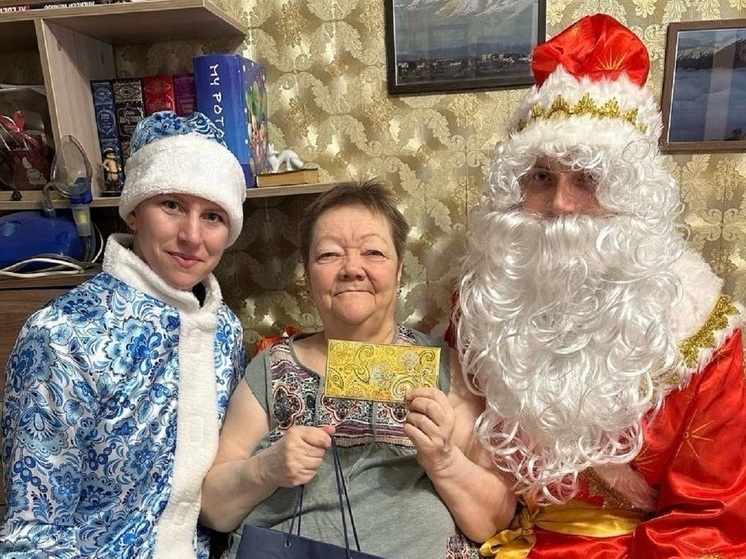 Дед Мороз и Снегурочка поздравили вдову Героя России из Свердловской области