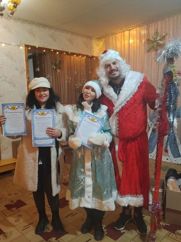 В Алешкинский детский дом-интернат приехали Дед Мороз и Снегурочка