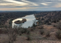 Для походов не бывает неподходящей погоды. Так мы думали в промозглый декабрьский день, собираясь сходить на карьер. Крымская зима как вечное серое межсезонье, снег можно встретить разве что в горах. А в Керчи и ее окрестностях его совсем не видно уже года три. В любом случае, ничто не мешало отправиться в степь…