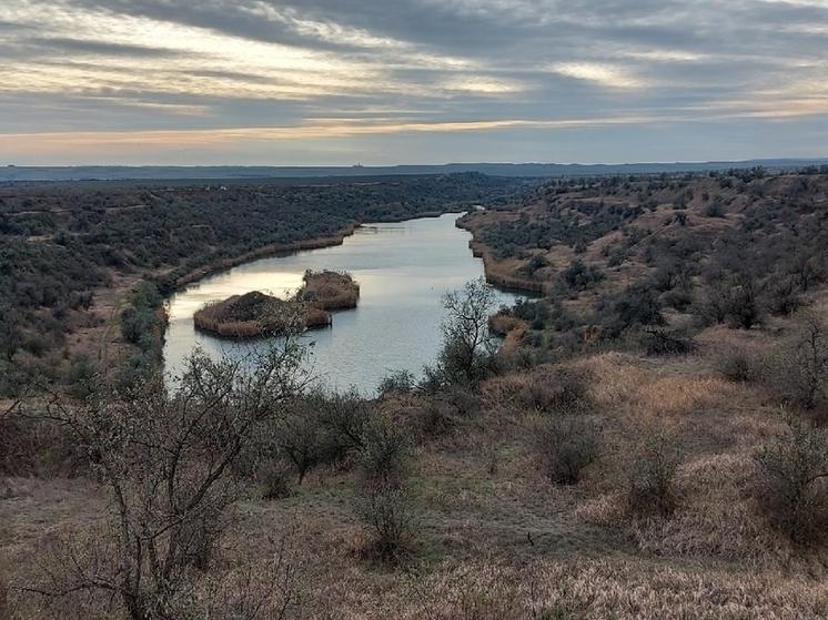 Для походов не бывает неподходящей погоды. Так мы думали в промозглый декабрьский день, собираясь сходить на карьер. Крымская зима как вечное серое межсезонье, снег можно встретить разве что в горах. А в Керчи и ее окрестностях его совсем не видно уже года три. В любом случае, ничто не мешало отправиться в степь…