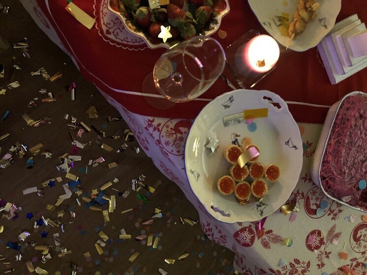 Новый год традиционно считают временем шумных застолий и больших компаний. Но так бывает, что для многих праздник проходит в одиночестве, и это часто становится поводом для тревоги, грусти и ощущения собственной «неправильности».