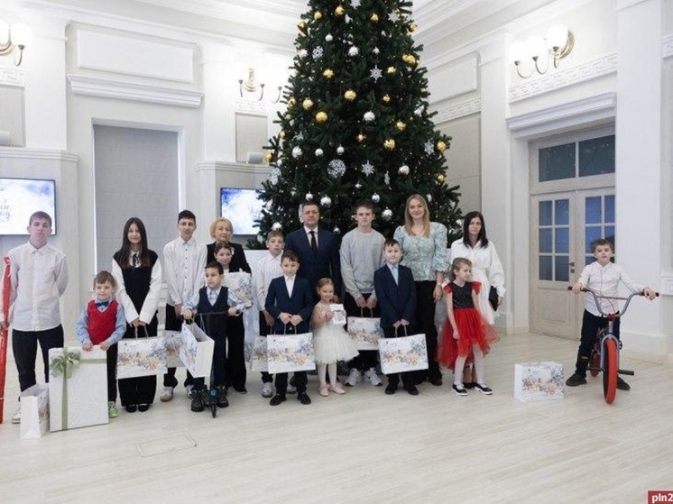 Губернатор Псковской области Михаил Ведерников исполнил новогодние мечты детей