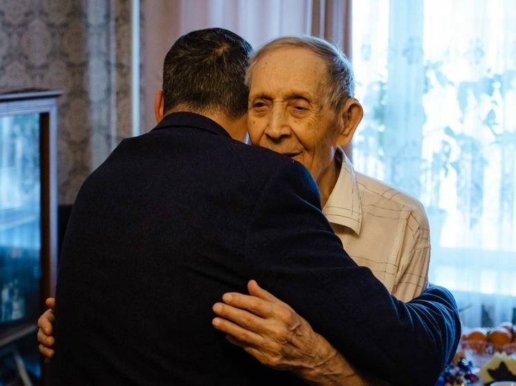 Александр Хинштейн навестил 103-летнего фронтовика Михаила Жакова