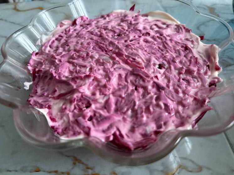 Петербуржцев попросили оставить салаты на столе, а не в канализации