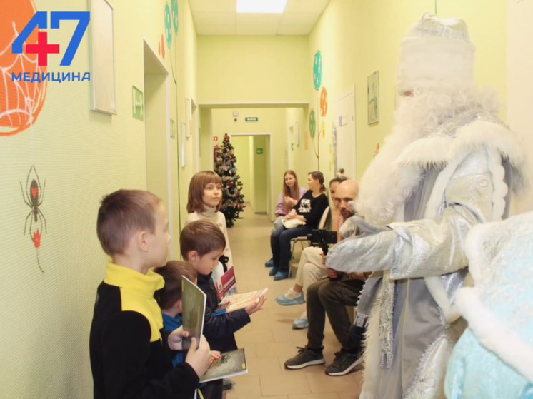 К маленьким пациентам Ломоносовской и Кировской больниц пришел Дед Мороз
