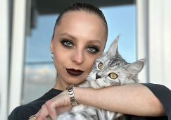 С наступающим от Бойковой: фигуристка поделилась умилительными зимними фото с питомцем