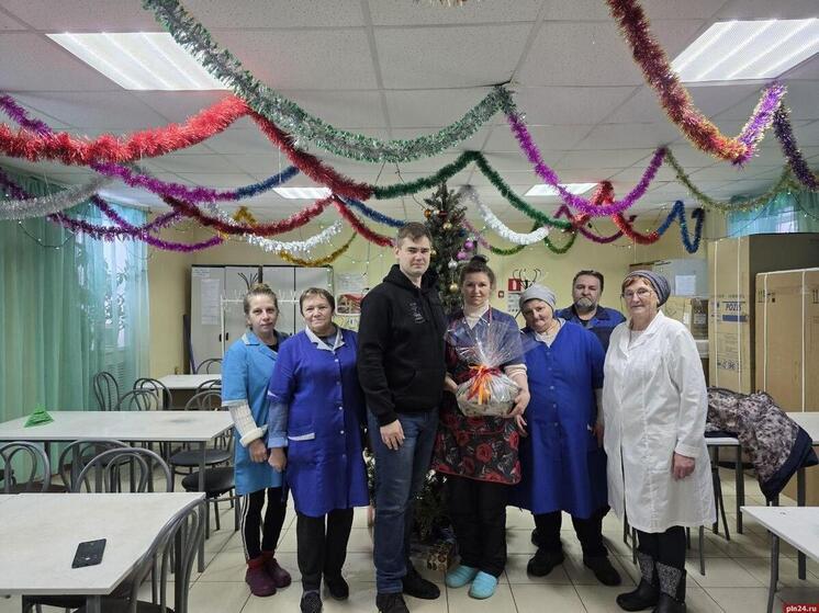 Глава Локнянского округа поблагодарил тех, кто встретит Новый год на посту