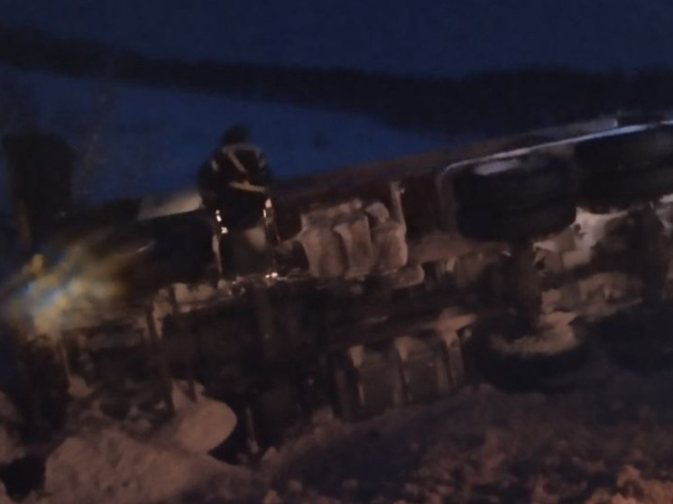 В Кольском районе грузовой автомобиль перевернулся в кювет