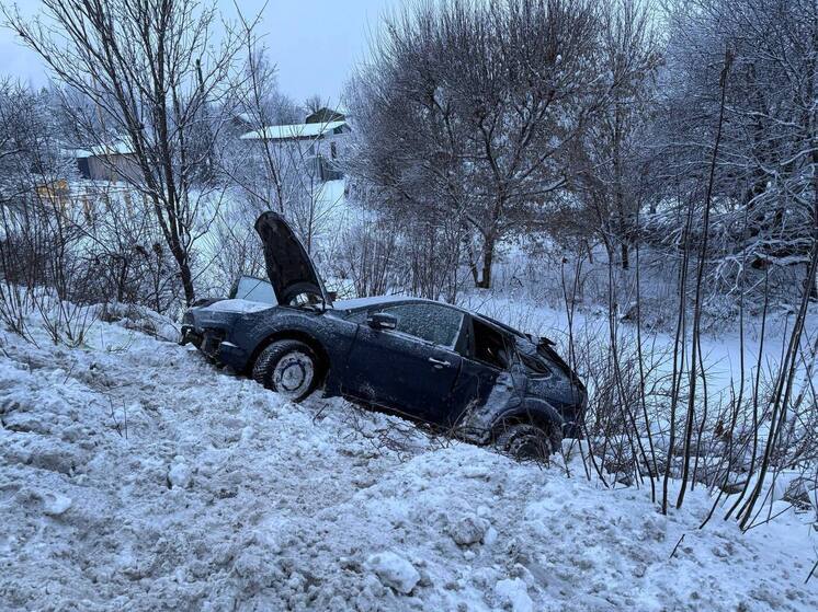 На улице Дзержинского в Кирове Ford Focus съехал с дороги и опрокинулся