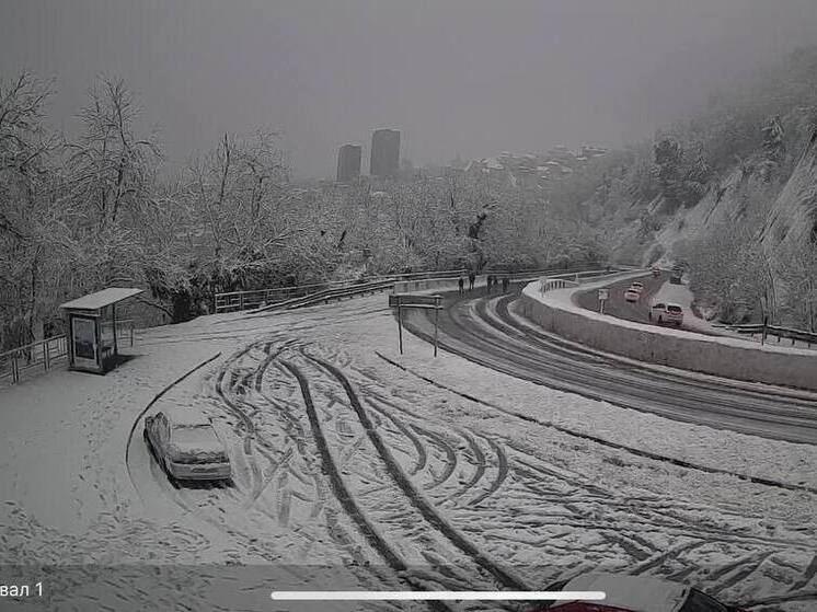 Движение на Мамайском перевале под Сочи идет с большими заторами, но не перекрыто