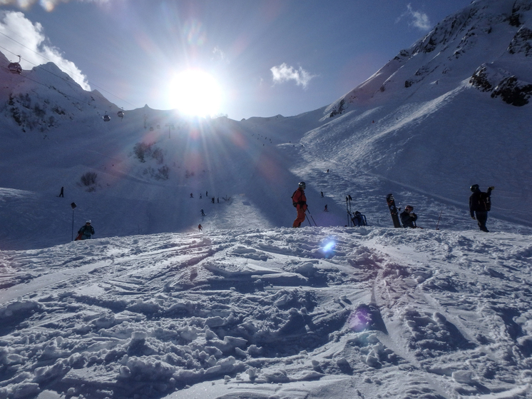 Снегопад парализовал движение на Красной Поляне