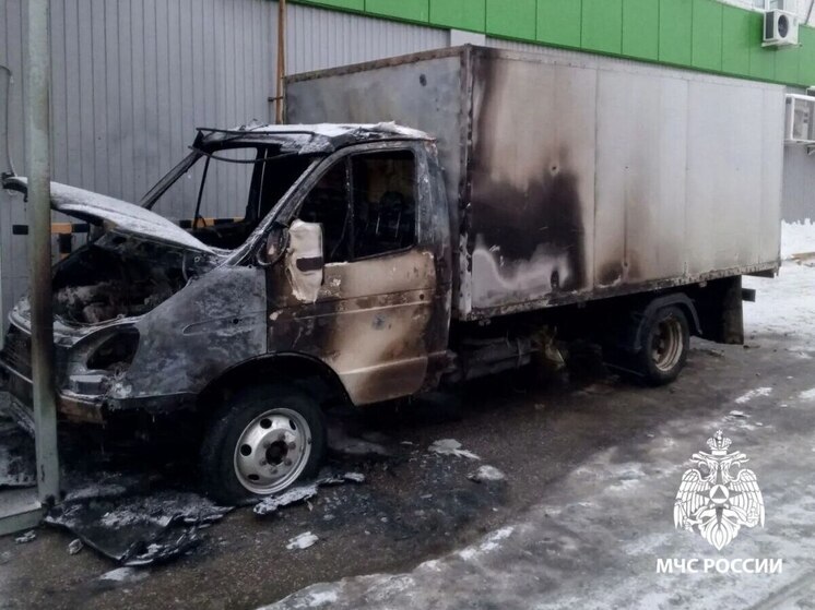 Жилой дом вспыхнул от горящей машины в Сасове Рязанской области